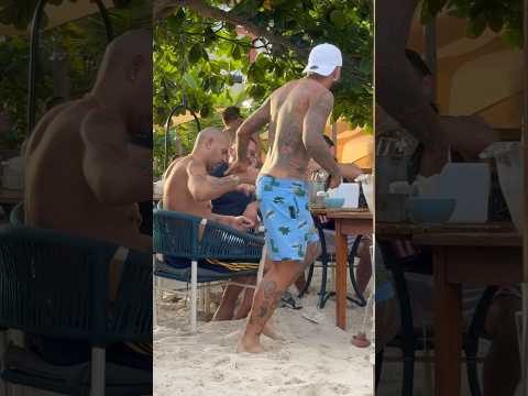 DE FOLGA, GABIGOL DÁ UM ABRAÇO EM ADRIANO IMPERADOR EM PRAIA DO RIO! PETKOVIC E VIÑA TAMBÉM FORAM!