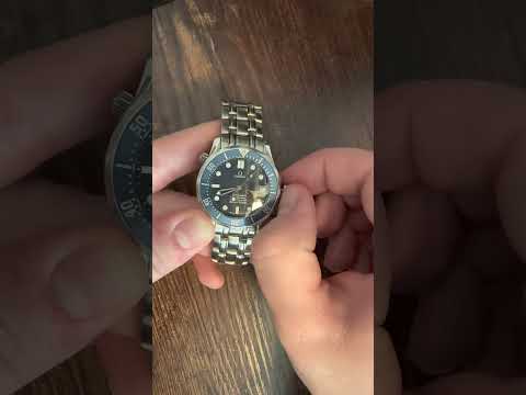 #shorts Cómo dar cuerda y ajustar un reloj mecánico de buceo automático (Omega Seamaster)