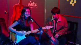 Lucy Perez (Say Ocean acústico en Lima)