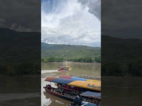 Embarcación cruza el río Magdalena entre Ambalema Tolima y Beltrán Cundinamarca en Colombia