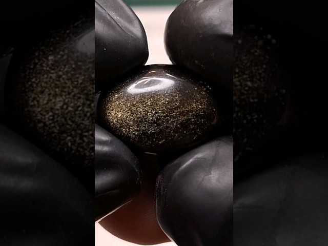 حجر اوبسيديان اسود مع توهج طبيعي مفحوص بشهادة مختبر