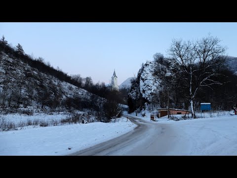 La drum prin Băița, așezarea din Munții Metaliferi, seara