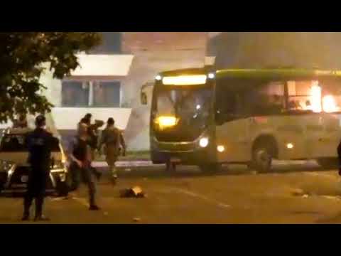 Terroristas bolsonaristas incendeiam ônibus em Brasília após diplomação de Lula