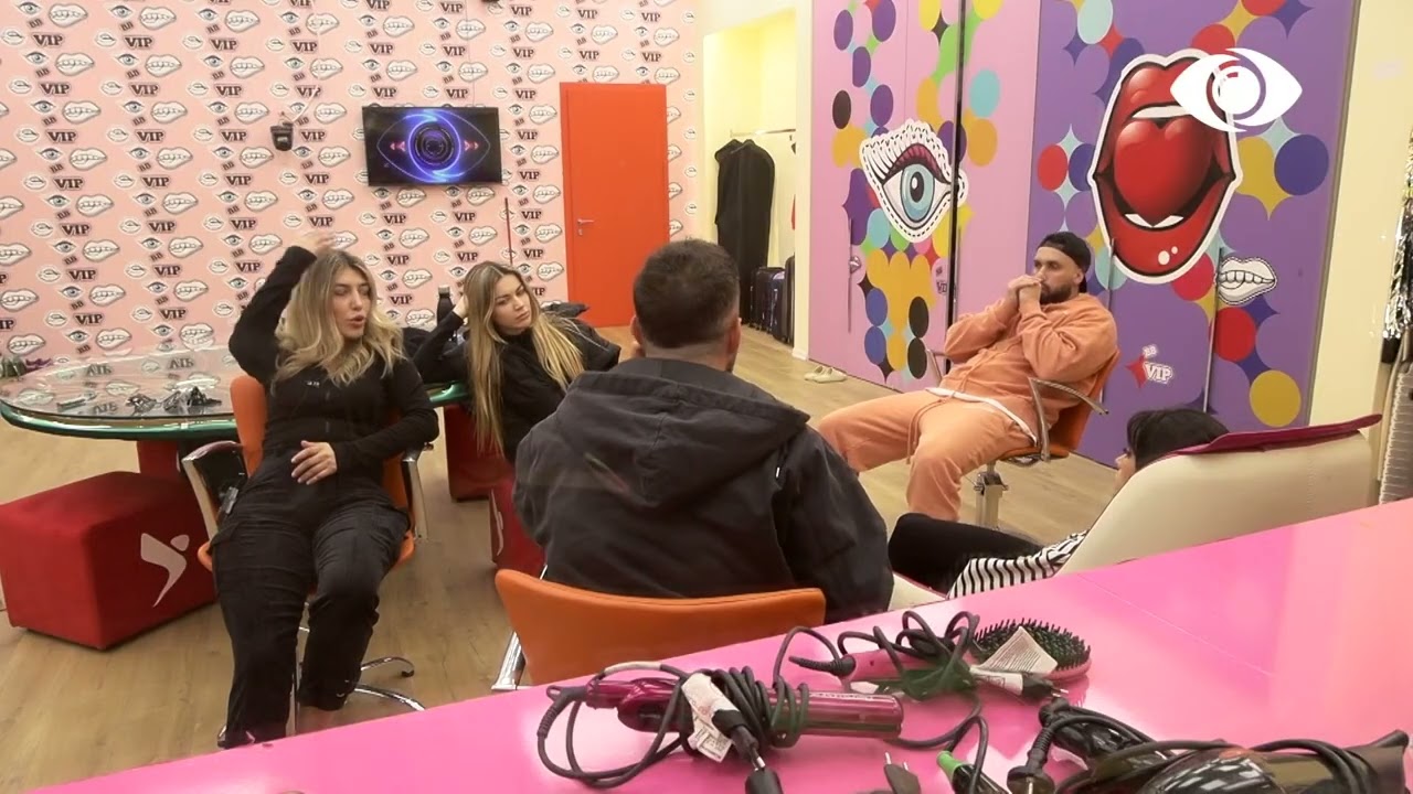 Grupi i të rinjve hedhin idetë për shfaqjen e 8 Marsit