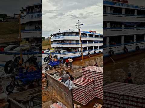 Momento da chegada de uma embarcação no porto de Tonantins, no Amazonas.