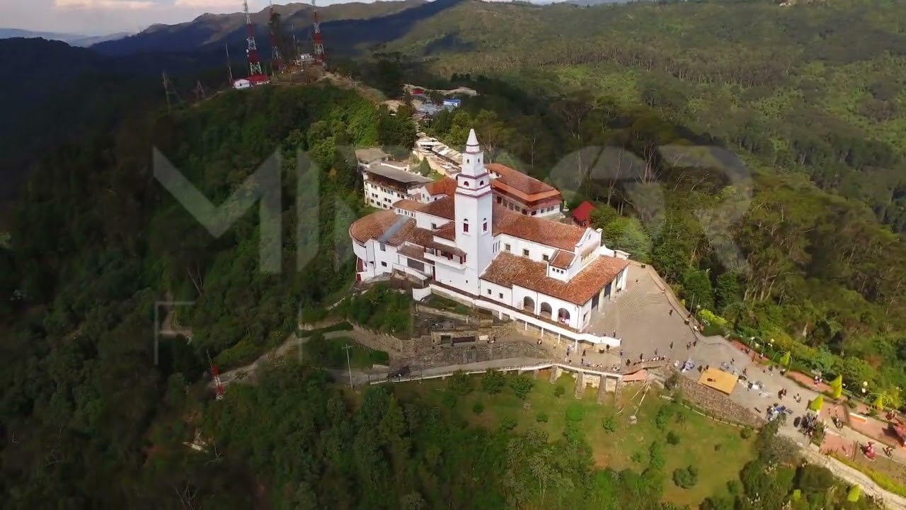 Iglesia sobre imponente montaña, Monserrate