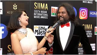 Kannada Singer Santhosh Venky Making Hilarious Fun With Anchor Kaavya Shastri At SIIMA Red Carpet 