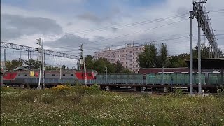 Электровоз 2ЭС6 с грузовым поездом проходит станцию Щербинка