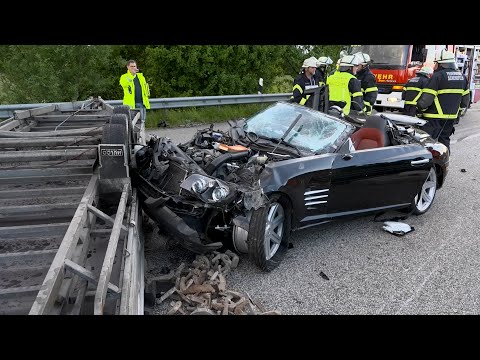 Schwerer Zusammenstoß auf A23 - Cabrio mit zwei Insassen kracht unter Anhänger