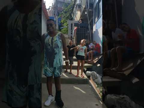 Mc Marcinho emocionado com o carinho das crianças do Vidigal