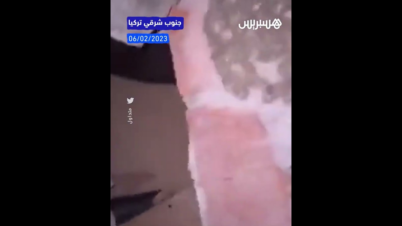 أب تركي ينادي على أطفاله العالقين تحت ركام منزلهم المنهار thumbnail
