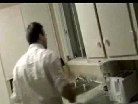 Wasserhahn steht unter Strom