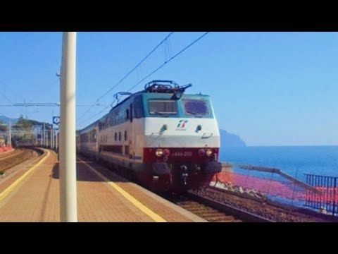 E444r in testa all'InterCity 510 in transito a Genova nervi