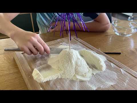 Spiele für Kindergeburtstag - Mehl schneiden