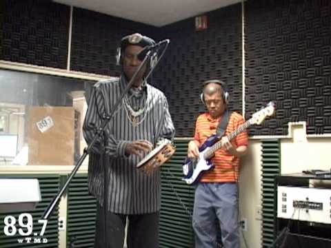 Cyril Neville performs 
