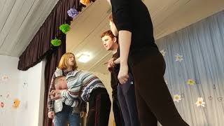 Выпускники проекта играют перед своими друзьями