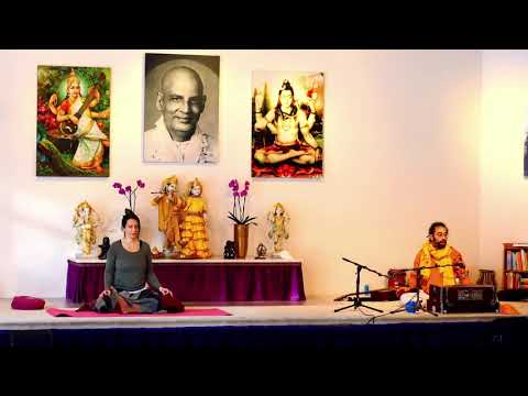 Türkische Yogastunde mit Momo   Yoga Vidya Mittelstufe