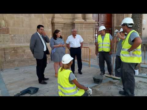 Los  alumnos del Programa de Garantía Juvenil ''Entrebarrios'' arreglan el atrio de San Mateo