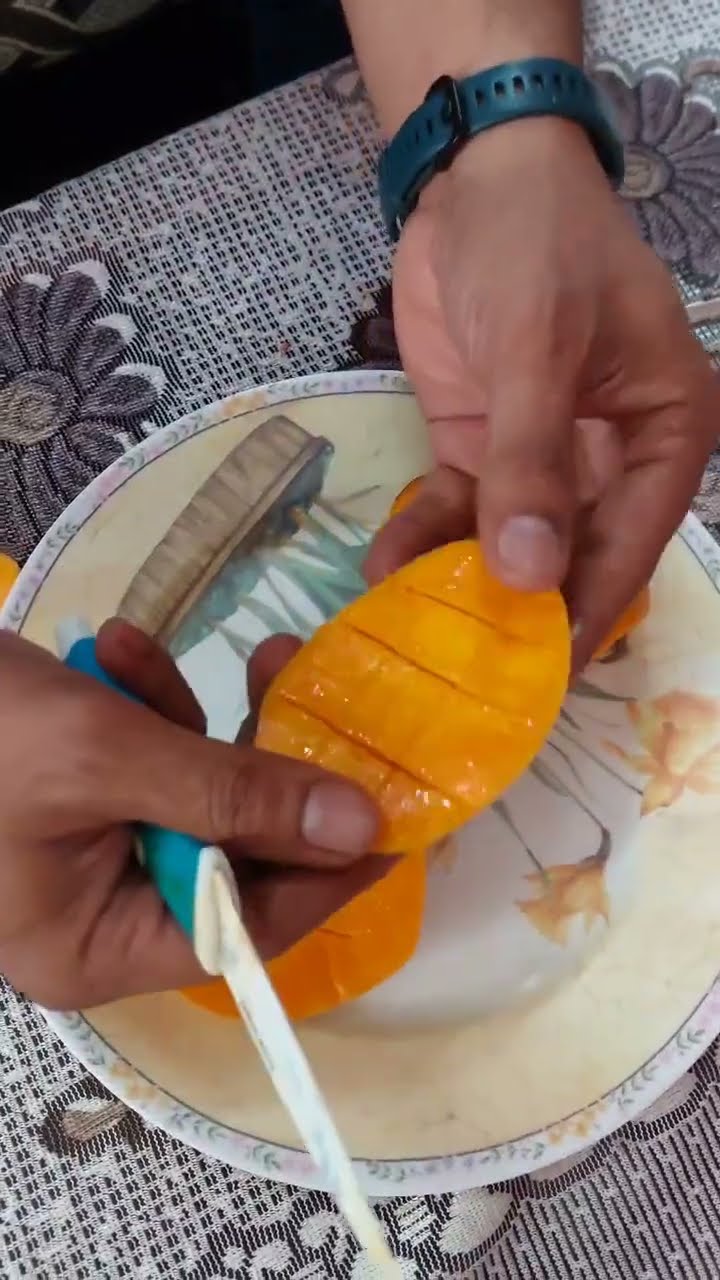 Cutting an Alphonso the clean way