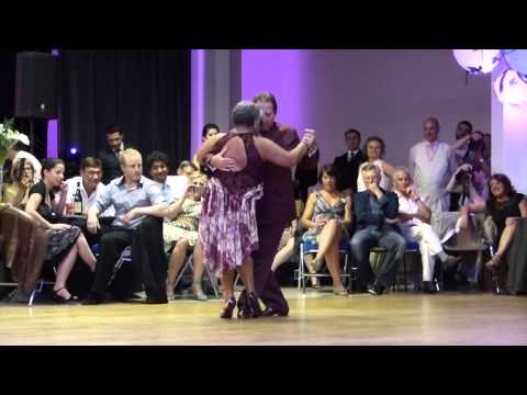  María del Carmen Romero  and  Jorge Dispari  are  dancing  to  a  tango
