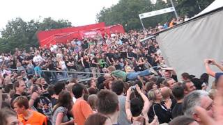 System of a Down - Crowd surfing on Lost in Hollywood - Berlin 06/15/2011 (LQ)