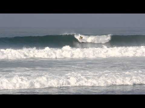Raw Video: Slow-Mo Kelly Slater vs Jeremy Flores 1 wave exchange