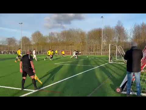 Jan Detlefsen hält Foulelfmeter von Rune Möller - Blick von der Seite