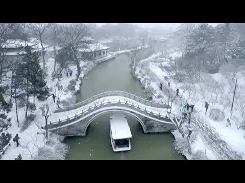 Drone video captures snowy beauty of Slender West Lake in East China