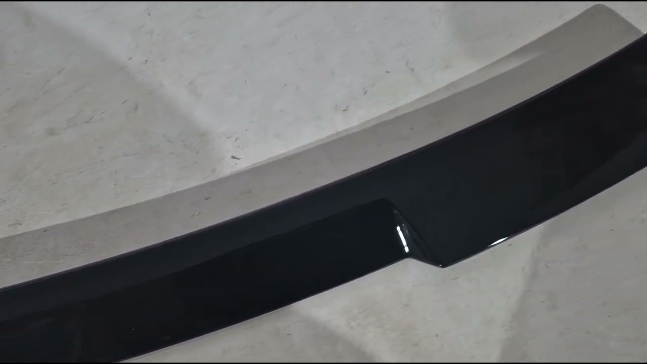 BMW 5/i5-serie G60/G60E/G61 2023– M4-Style bagklapspoiler (sort højglans) Video 1