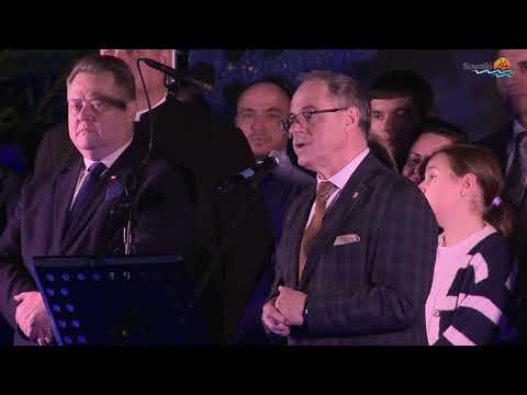 Wspólne kolędowanie, dzielenie się opłatkiem i życzenia. Wigilia Miejska w Suwałkach