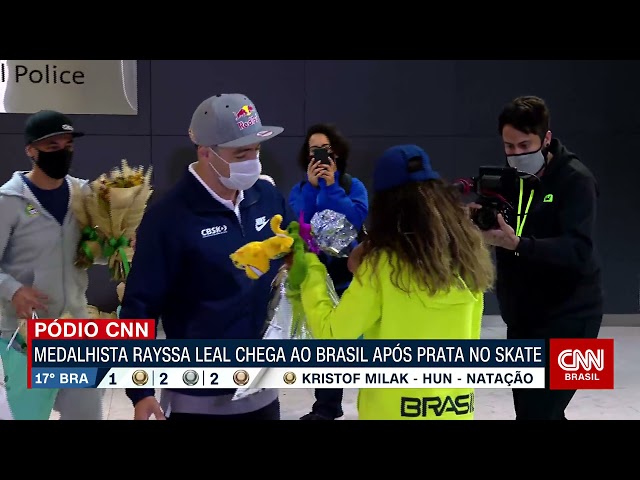 Rayssa Leal é recebida por fãs e ganha presentes na chegada ao Brasil Rayssa Leal é recebida por fãs e ganha presentes na chegada ao Brasil