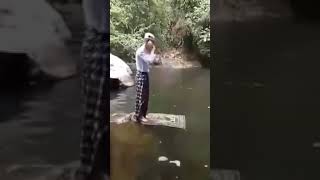 Download lagu Video Lucu Kakek Lagi Sholat Di Atas Air mp3