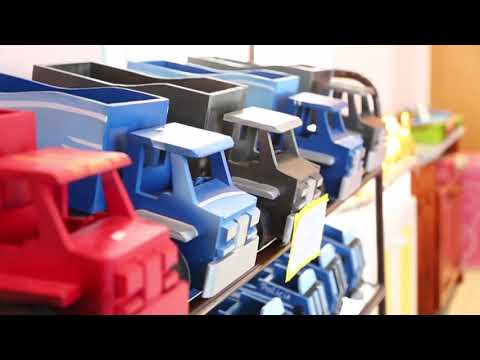 Exposición y venta de juguetes elaborados en los talleres de laborterapia del Servicio Penitenciario