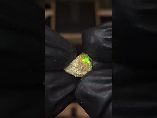 حجر اوبال خام طبيعي تحفة للإقتناء أو الإهداء