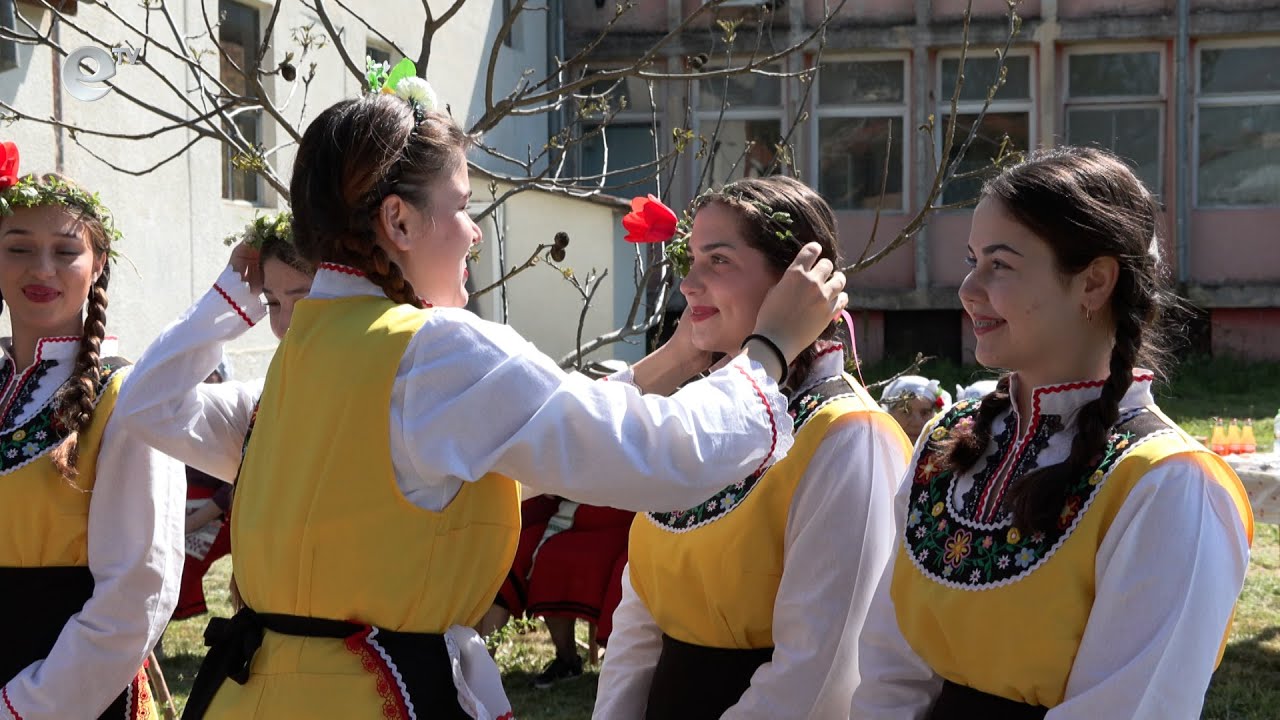 Млади момичета и деца от хасковското село Войводово пресъздадоха красивия празник Цветница