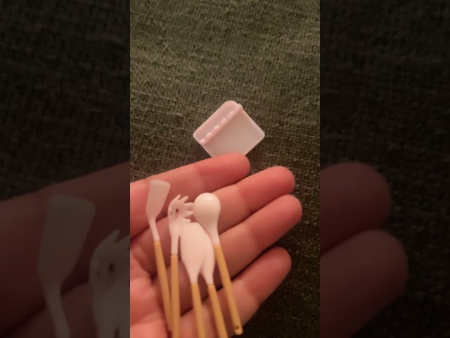 Vídeo relacionado con 18 piezas miniatura casa de muñecas accesorios de resina, 1:12 accesorios de cocina miniatura saco de harina batidor báscula de cocina, decoración en miniatura para mini cocina, juguete de juego de