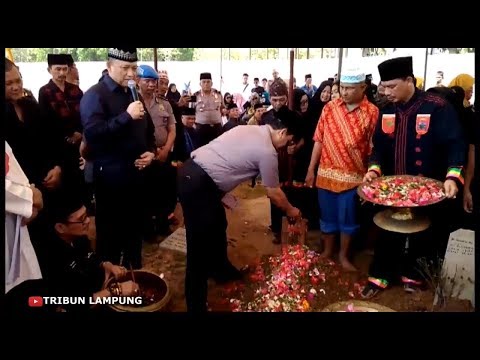 Suasana Duka Pemakaman Ibunda Irjen Pol Ike Edwin