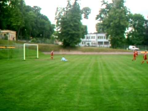 Mecz trampkarzy Piliczanka Pilica - Przebój Wolbrom czwarty gol Tokarskiego).AVI