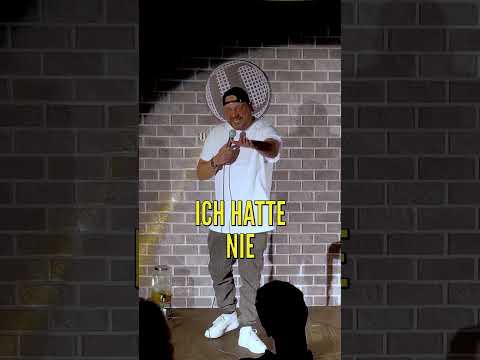 Der Frankfurter Straßenköter Costa Meronianakis am kommenden Sonntag mit seinem Solo im UCC #comedy