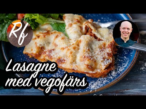 Lasagne med vegofärs är en vegetarisk lasagne med sojafärs- eller vegofärssås, Bechamelsås samt riven mozzarella varvat med pastaplattor.>