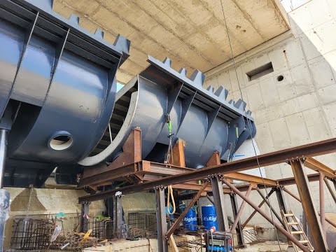 Osazování pravé přelivové klapky vodního díla Nechranice. Investor Povodí Ohře.