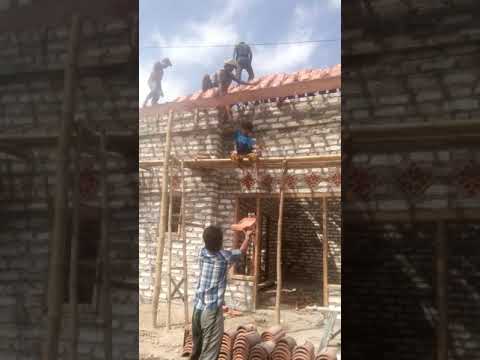 Aksi lucu saat menaikan genteng ke atap yg hampir jatuh