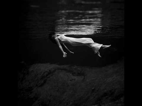 Beth Hart - Hiding under water (acoustic)