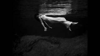 Beth Hart - Hiding under water (acoustic)