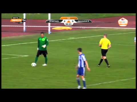 Rīgas "Daugava" vārtsargs Artūrs Vaičulis nes un nomet Garsiju