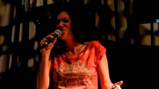 Elena Gadel cantando "Luz Encendida" en Vilafranca del Penedès