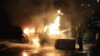 La notte di follia a Bologna dopo la manifestazione per Fakir: scontri e un’auto data alle fiamme...