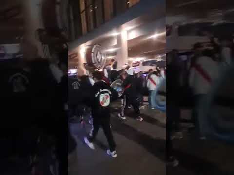 "Así fue la llegada de Los Borrachos del Tablón al hotel donde se hospeda River en Bogotá, Colombia." Barra: Los Borrachos del Tablón &bull; Club: River Plate &bull; País: Argentina