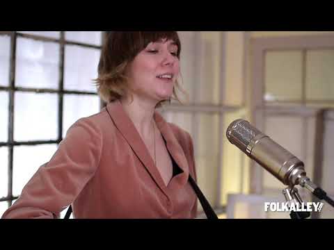 Folk Alley Sessions: Molly Tuttle - "Messed With My Mind"