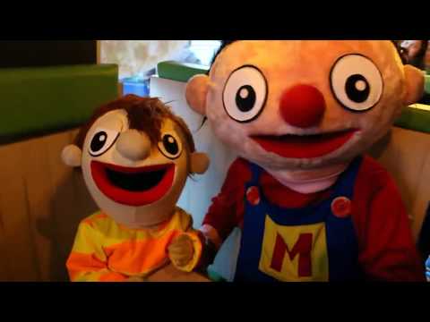 Beto trabajando en Monkey Pizza -Bely y Beto